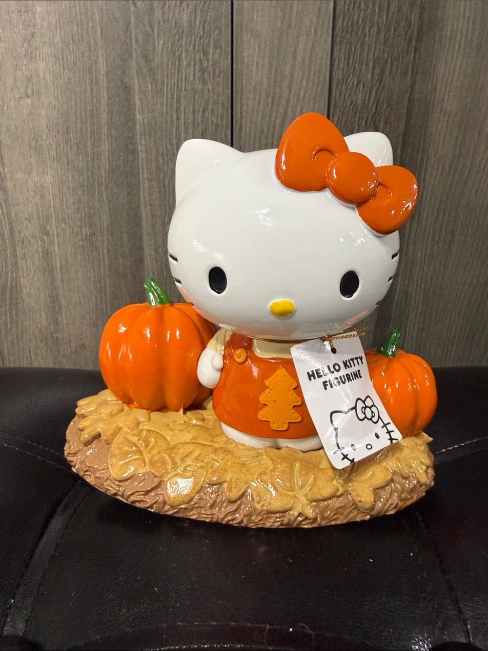 New Hello Kitty Standing In Fall Harvest Pumpkin Patch Figurine